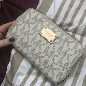 Very large Michael Kors Wallet